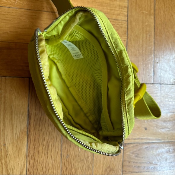 Lululemon Everywhere Beltbag - Picture 7 of 8